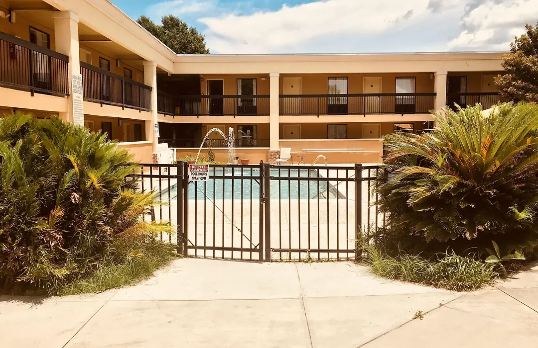 Quality Inn & Suites Conference Center Statesboro Historic District-1