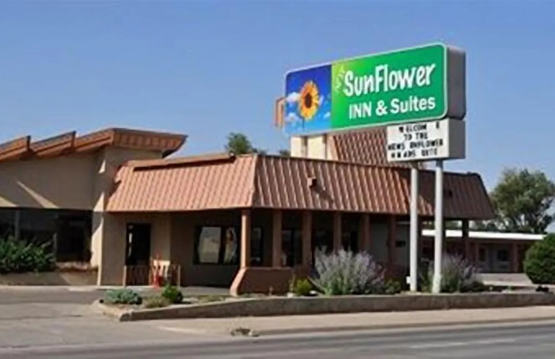 Sunflower Inn & Suites - Garden City-1