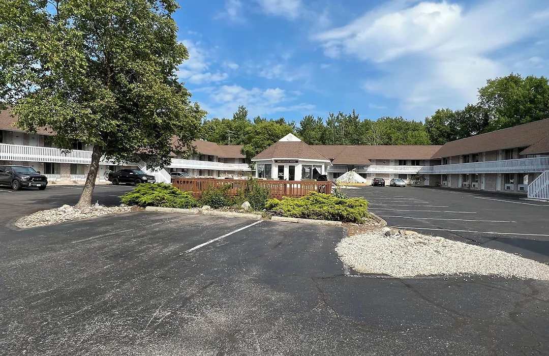 Travelodge By Wyndham Mackinaw City-1