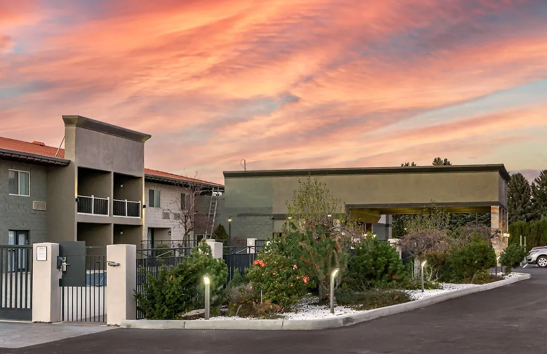 Best Western Plus Lake Front Hotel-1