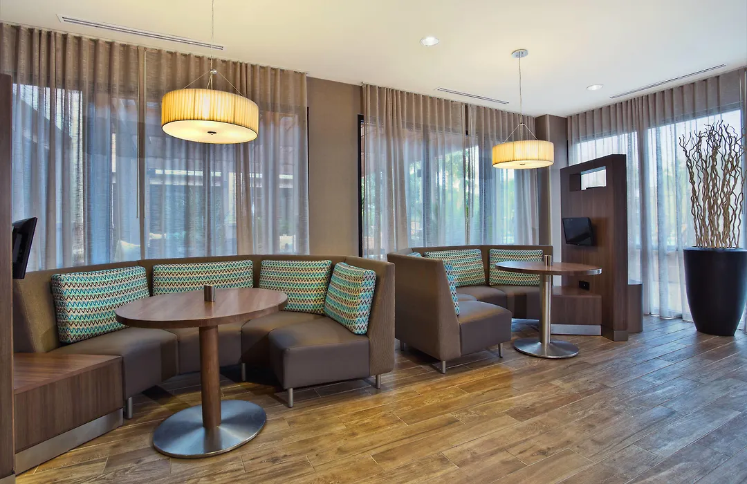 Courtyard By Marriott Gulfport Beachfront-1