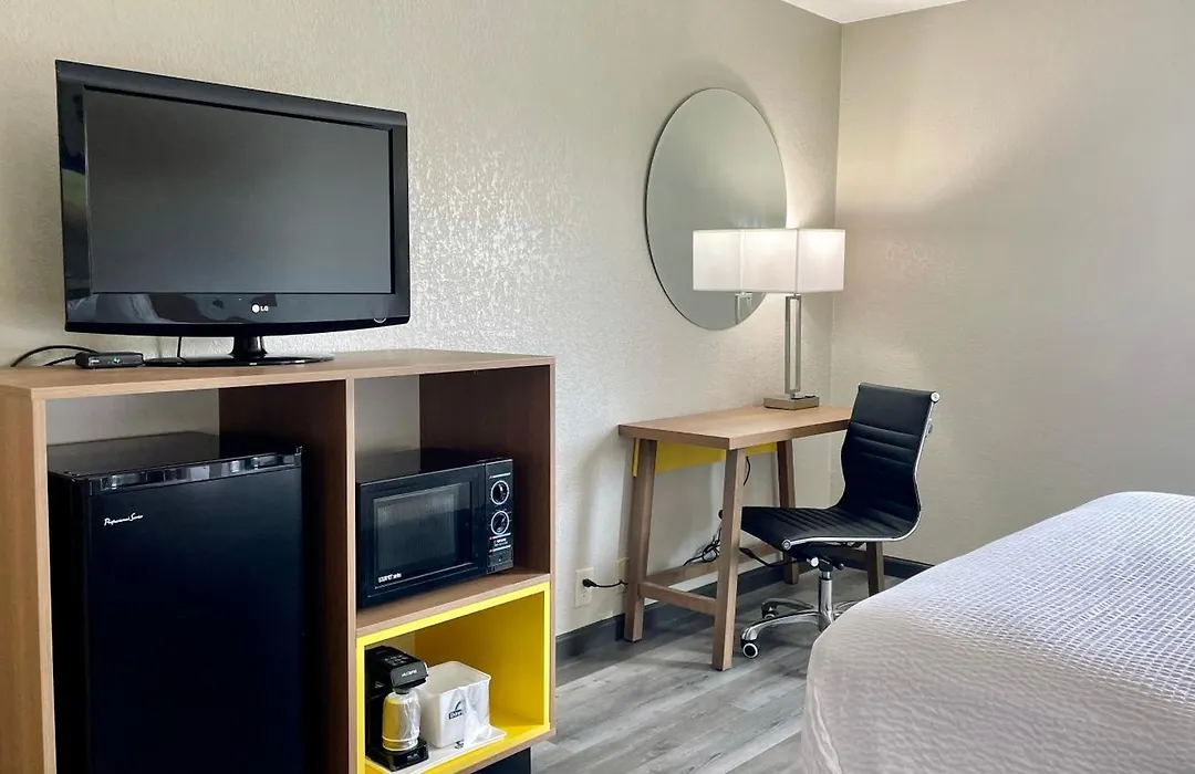 Days Inn By Wyndham Columbus In-1
