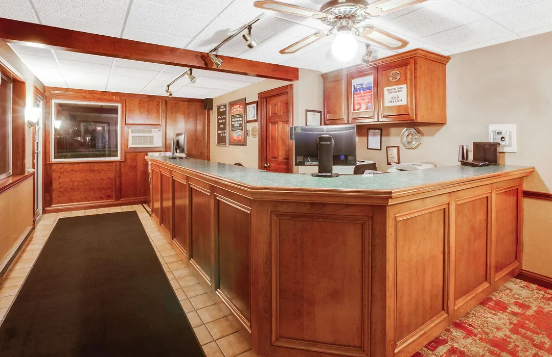 Super 8 Beachfront By Wyndham Mackinaw City, Mi-1