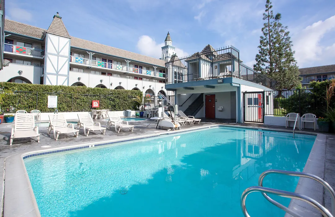 Castle Inn And Suites Anaheim-1