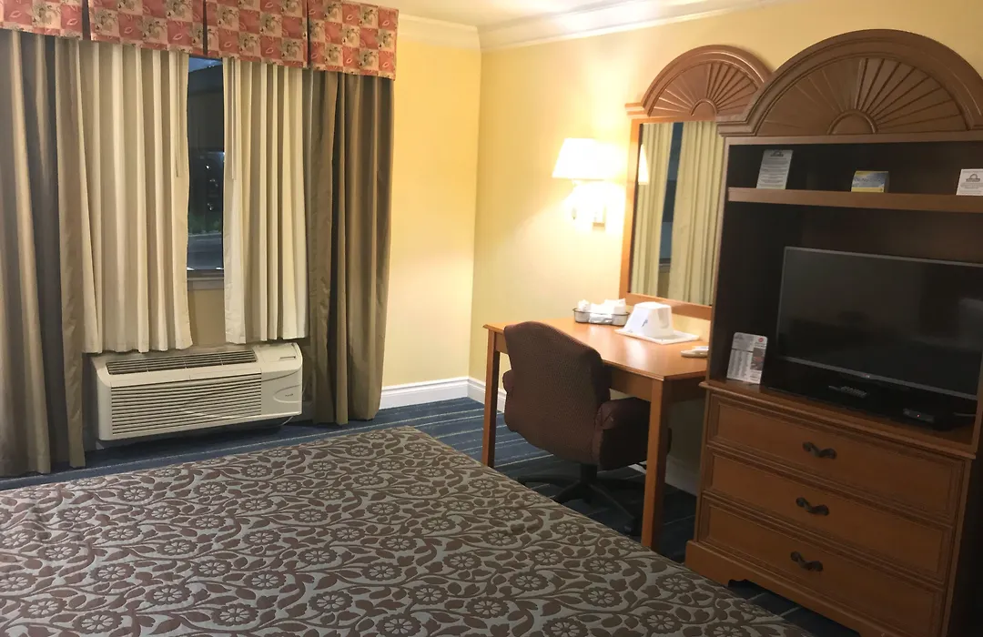 Days Inn By Wyndham San Antonio Airport-1