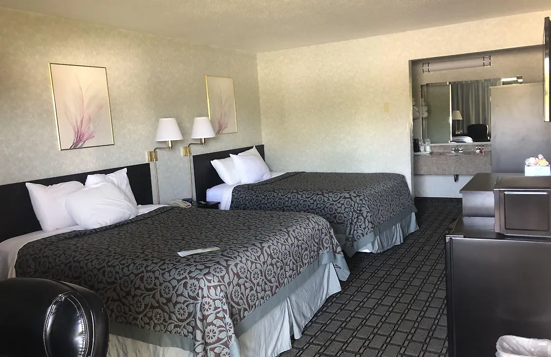 Days Inn By Wyndham St Clairsville-1