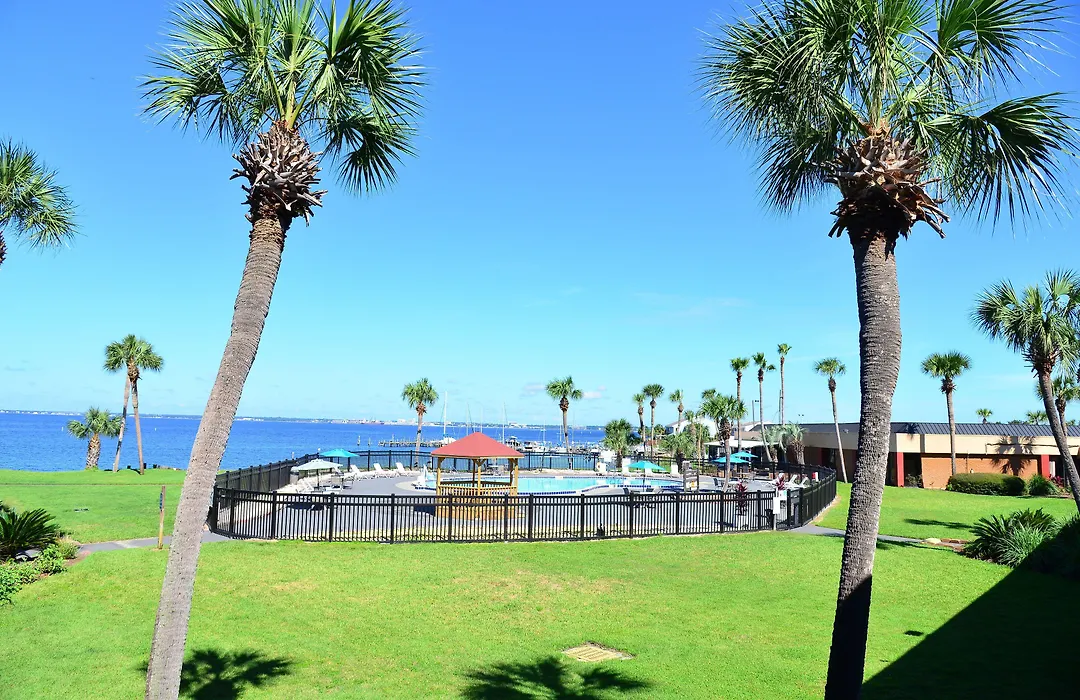 Quality Inn & Suites Gulf Breeze Bayside Near Pensacola Beach-1