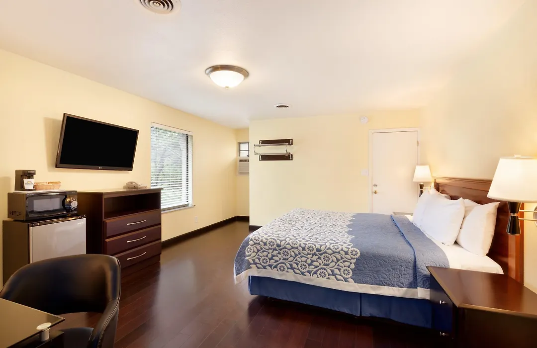 Days Inn By Wyndham Austin/University/Downtown-1