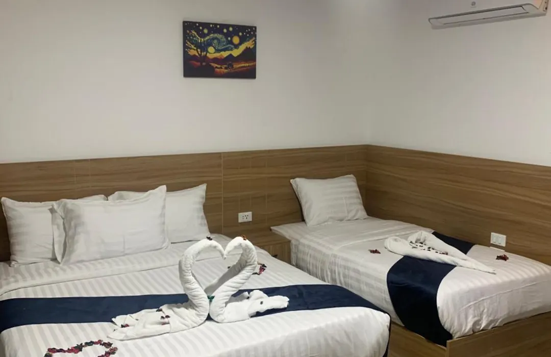 Hours Pyramids Inn-1