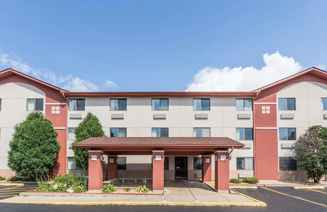Super 8 By Wyndham St. Charles-1
