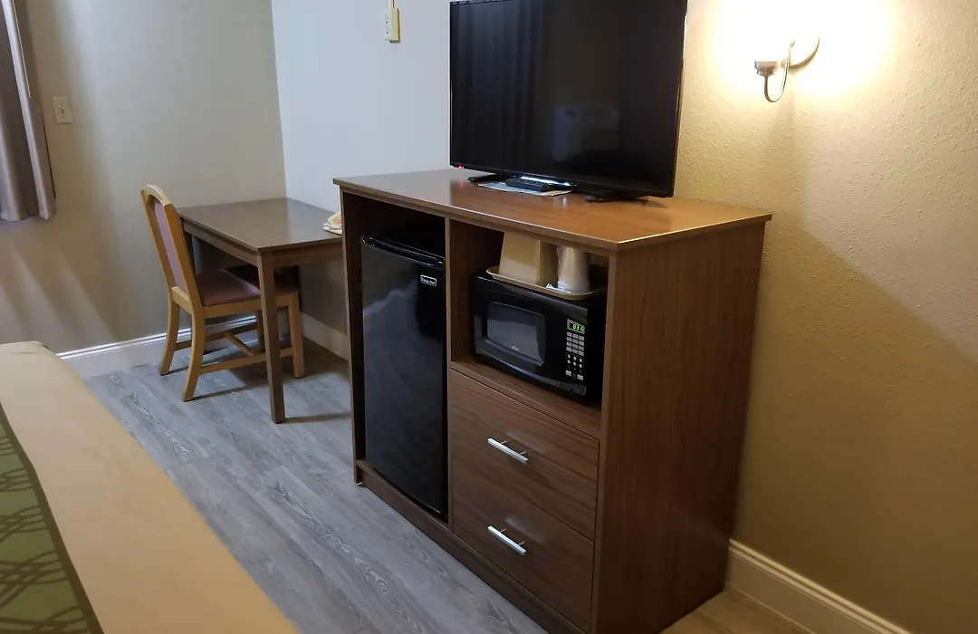 Econo Lodge Hays I-70-1
