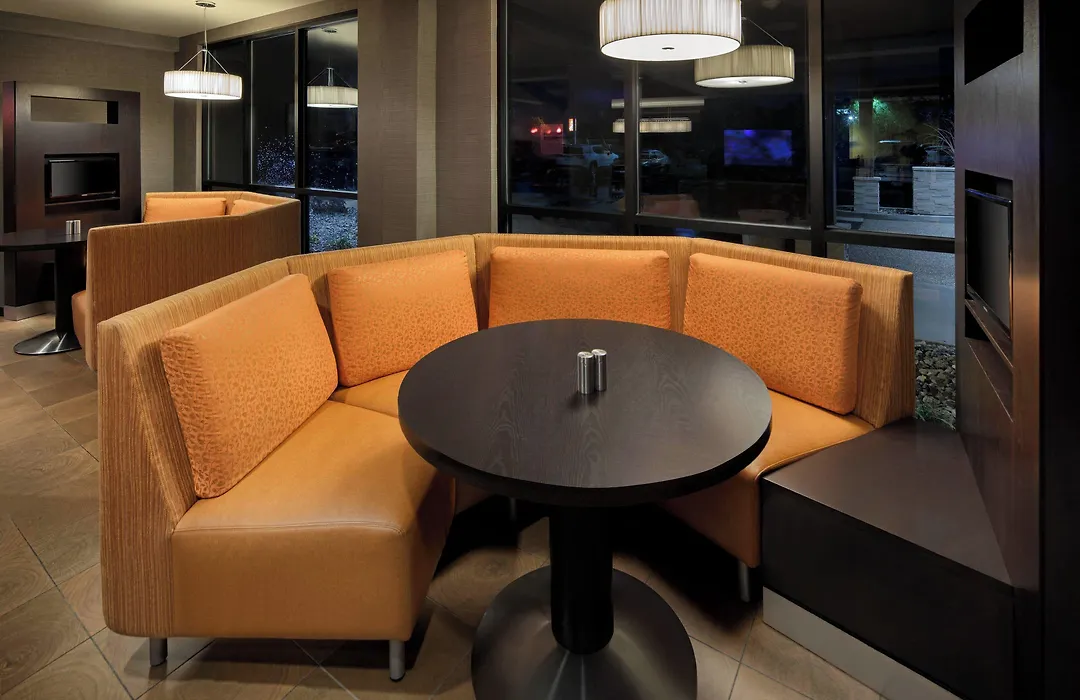 Courtyard Grand Rapids Airport-1