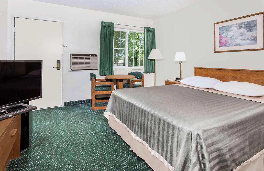 Travelodge By Wyndham Grants Pass-1