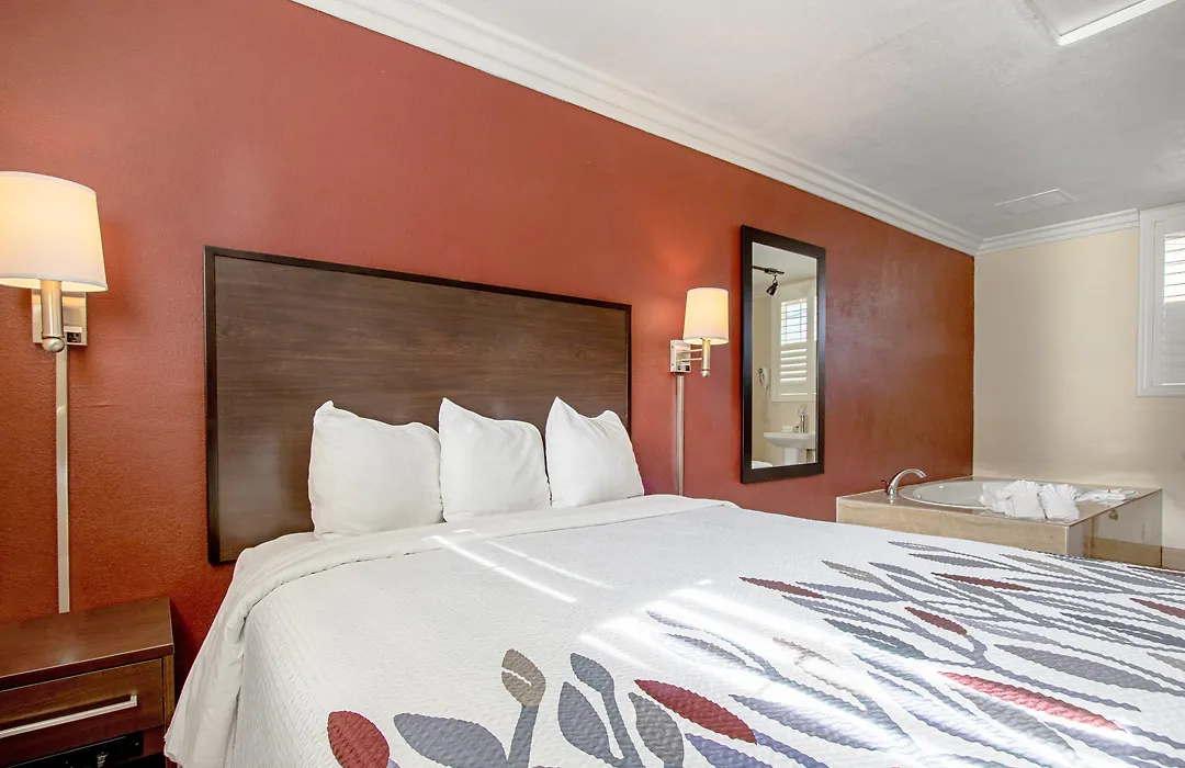 Red Roof Inn & Suites Monterey-1