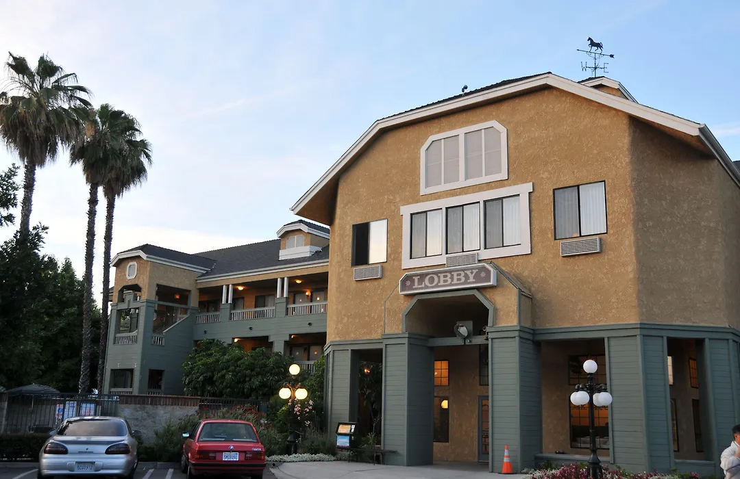 Oak Tree Inn-1