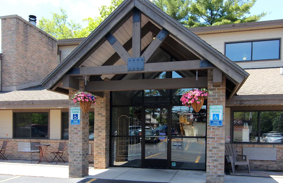Blossom Hotel & Suites Traverse City-1