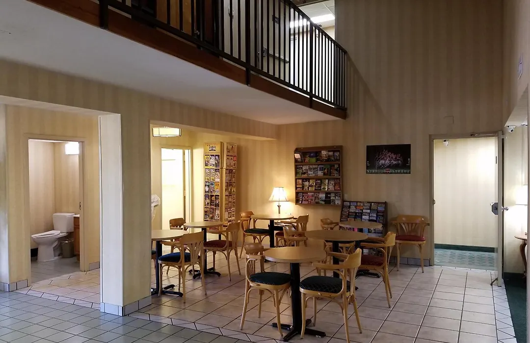 Super 8 By Wyndham Bentonville-1