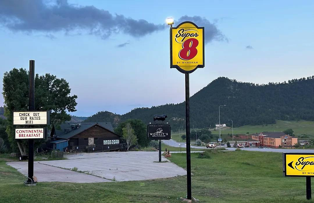 Super 8 By Wyndham Hot Springs-1