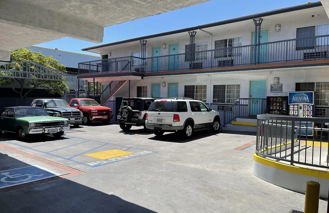 Hollywood Guest Inn-1