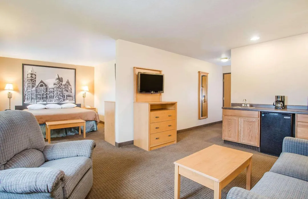 Super 8 By Wyndham Monroe Wi-1