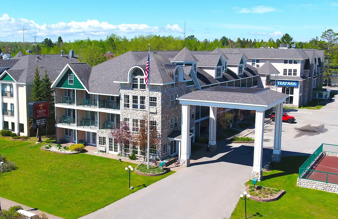 Crown Choice Inn & Suites Lakeview And Waterpark-1