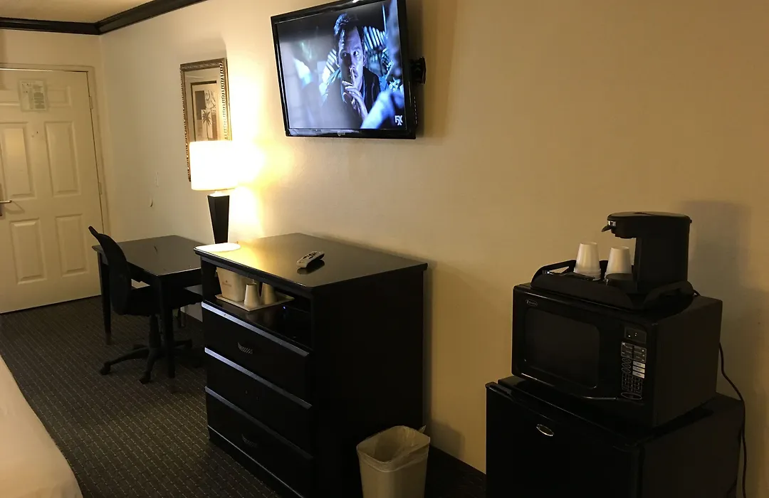 Ramada By Wyndham Ontario Airport & Convention Center-1