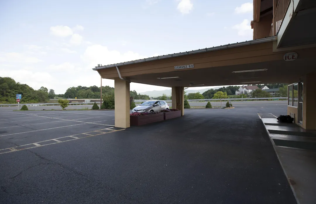 Econo Lodge Wytheville I-77 & I-81-1