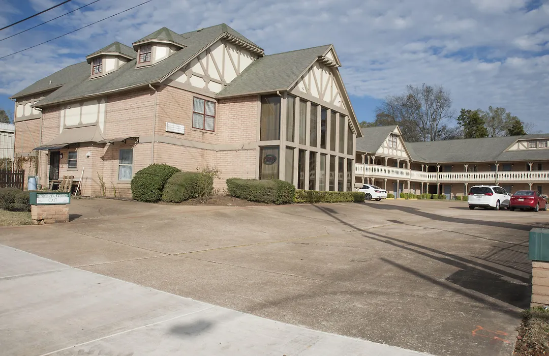 Victorian Inn & Suites-1
