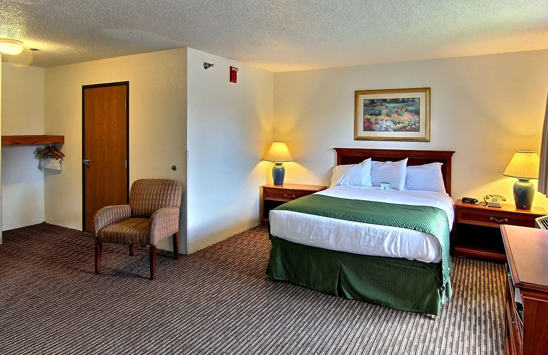 Days Inn & Suites By Wyndham Traverse City-1