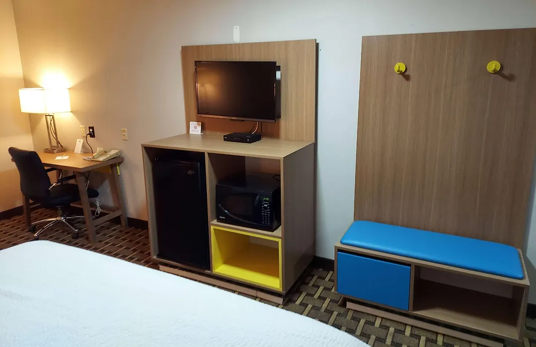 Days Inn & Suites By Wyndham Huntsville-1