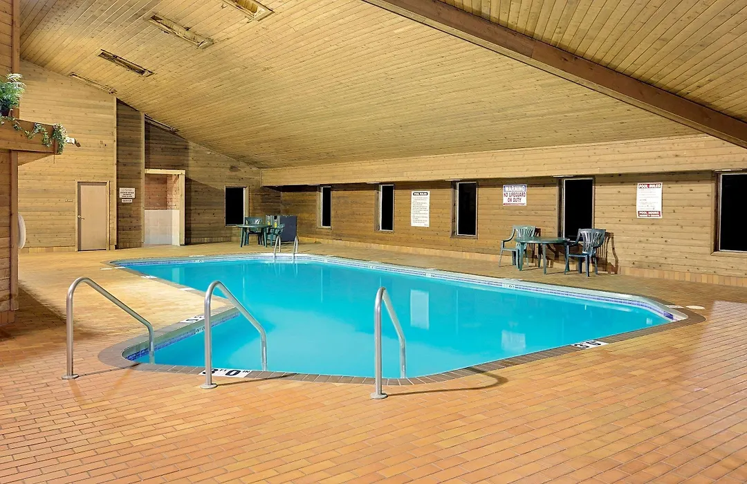Super 8 By Wyndham Sturgeon Bay-1