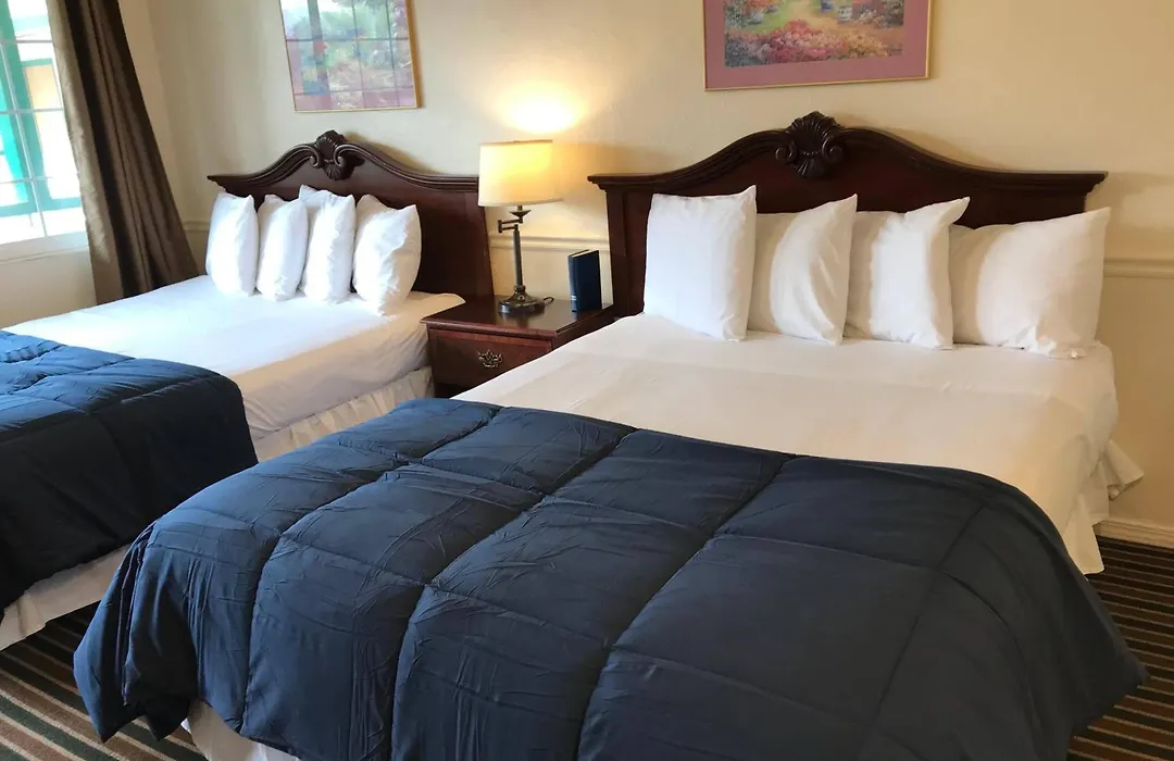 Monterey Pines Inn-1