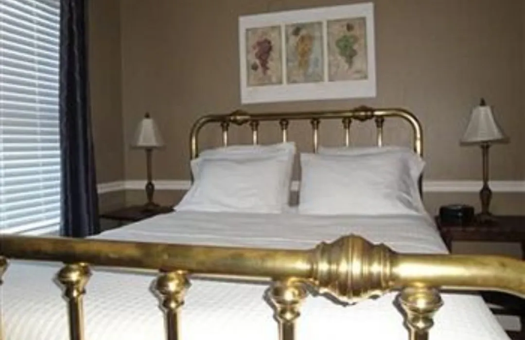 Cinnamon Bear Creekside Inn-1