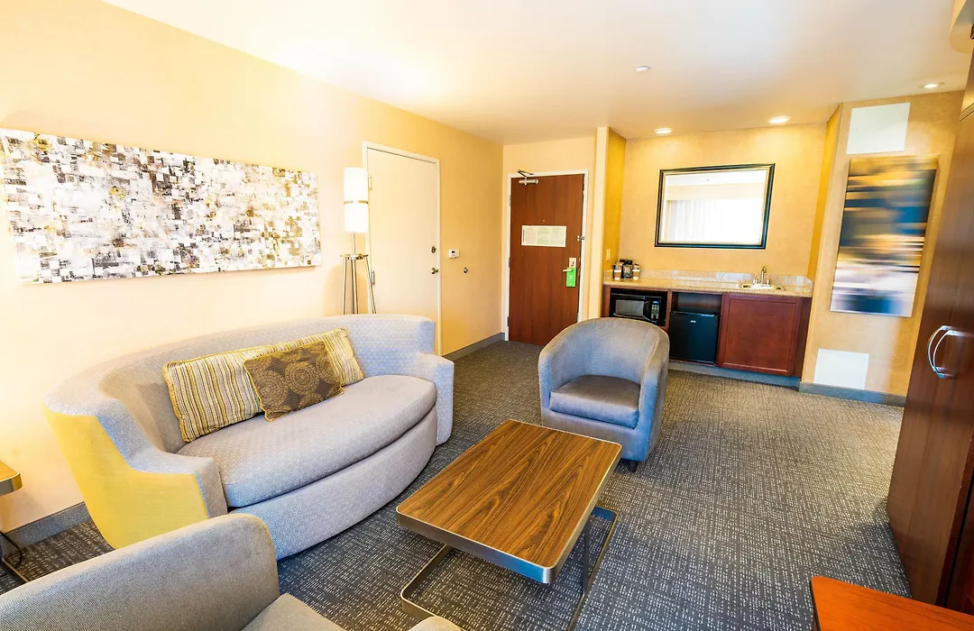 Courtyard By Marriott Kingston-1