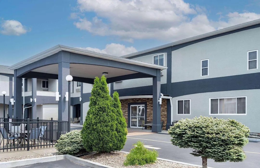 Days Inn & Suites By Wyndham Niagara Falls/Buffalo-1