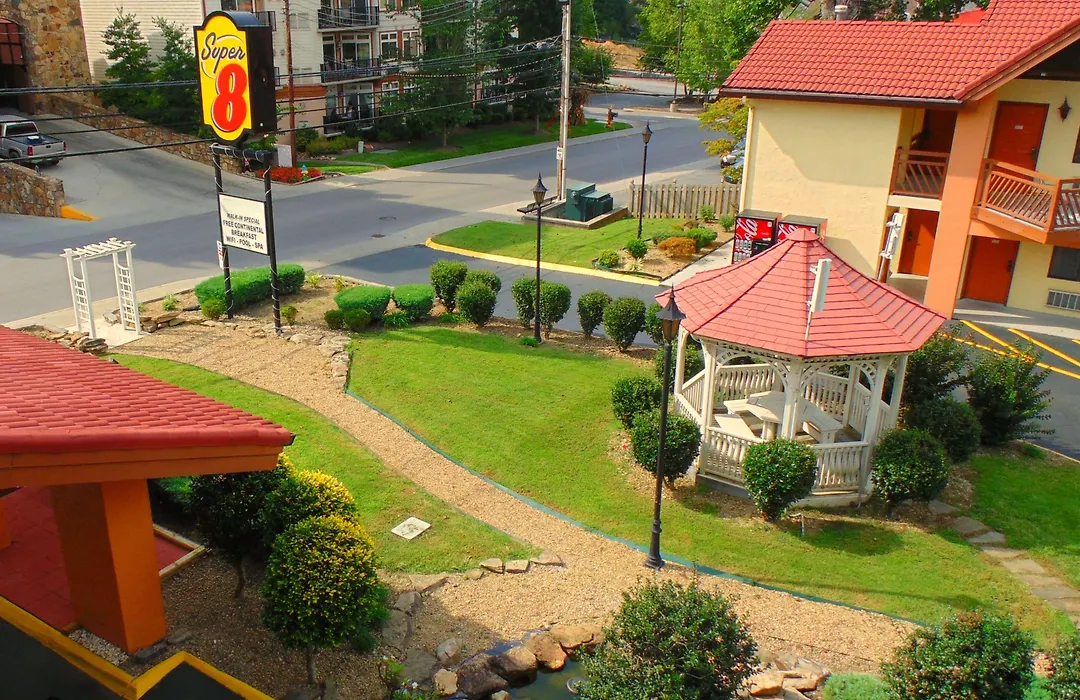 Super 8 By Wyndham Downtown Gatlinburg At Convention Center-1