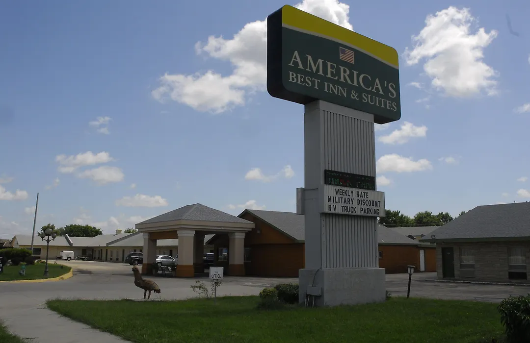 America'S Best Inn And Suites Emporia-1