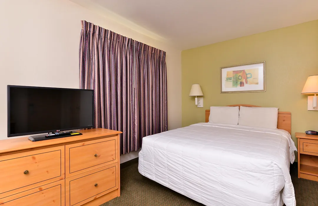 Americas Best Value Inn & Suites-Winnie-1