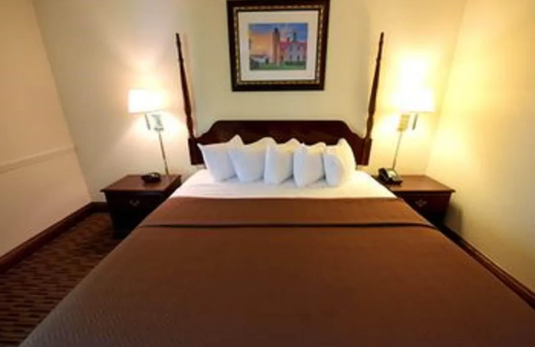 Waterfront Inn Mackinaw City-1