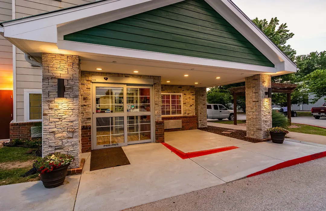 Hometowne Studios & Suites By Red Roof Bentonville-1