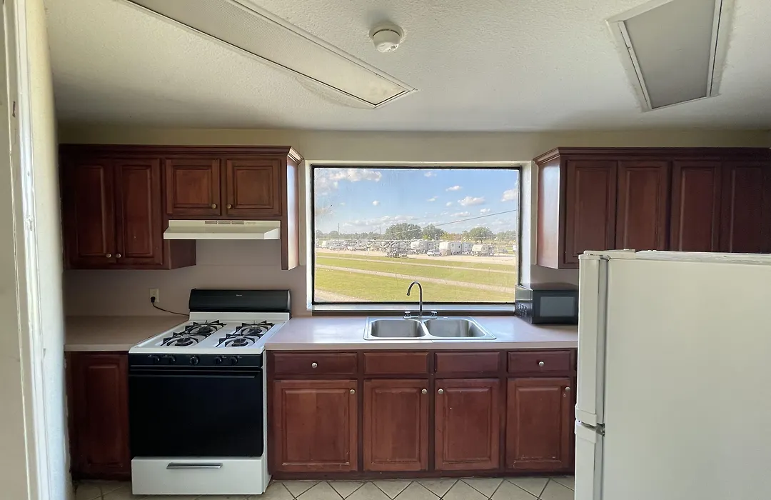 Days Inn & Suites By Wyndham Winnie-1