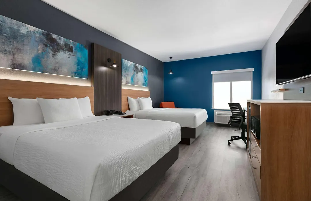 La Quinta Inn & Suites By Wyndham Ft Worth-Burleson-1