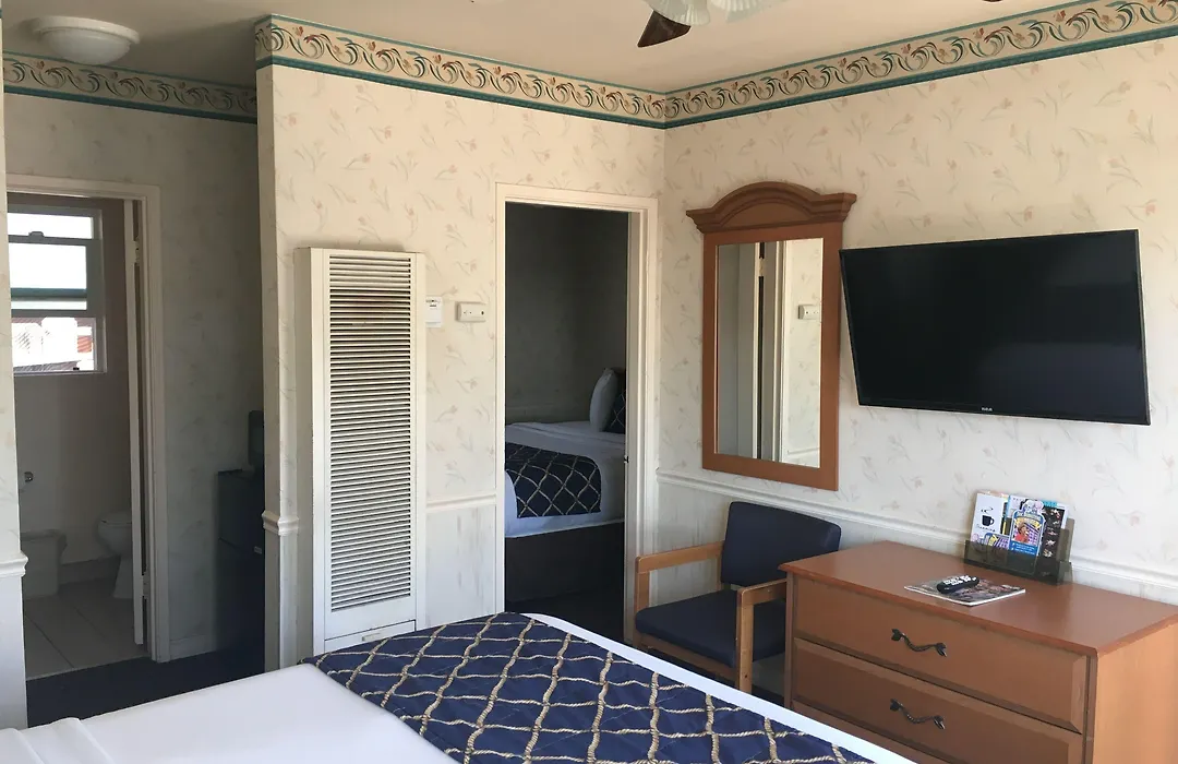 The Palomar Inn-1