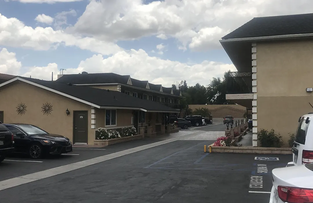 Walnut Inn & Suites West Covina-1