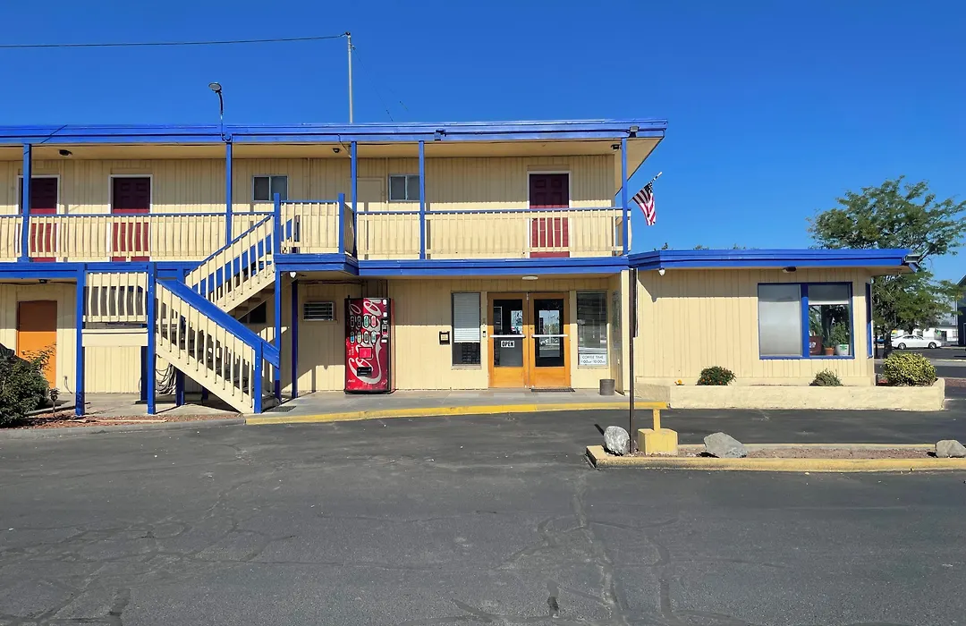 Motel Oasis-1