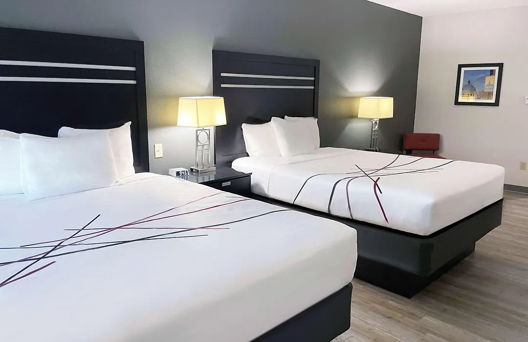 La Quinta Inn & Suites By Wyndham Tulsa Midtown-1