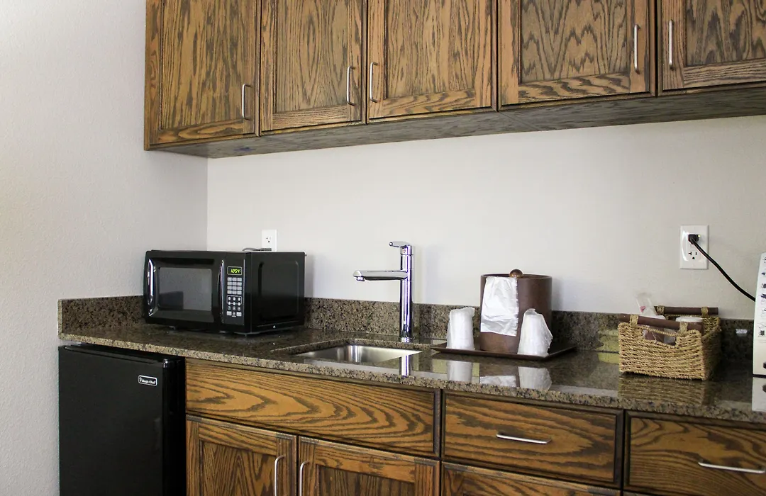 Parkwood Inn & Suites-1