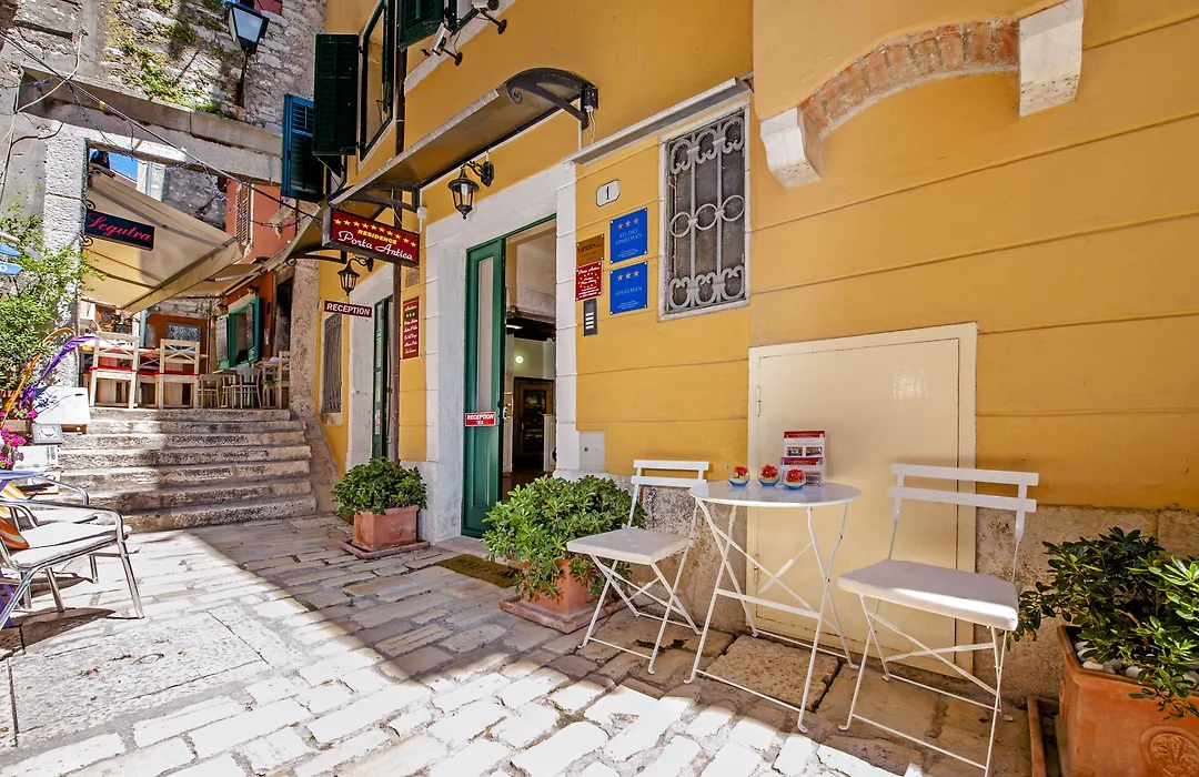 Guest house SOTTO I VOLTI Centro Storico-1