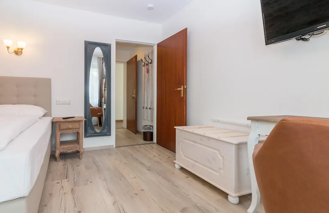 Hotel Diana Garni-1