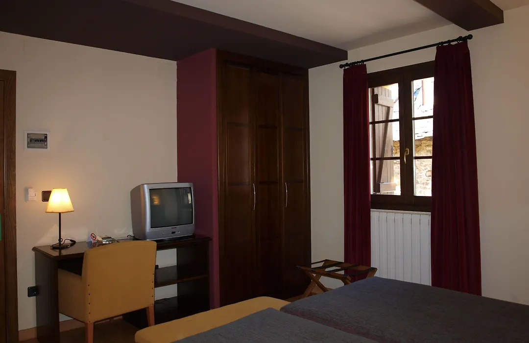 Hotel Valle De Izas-1